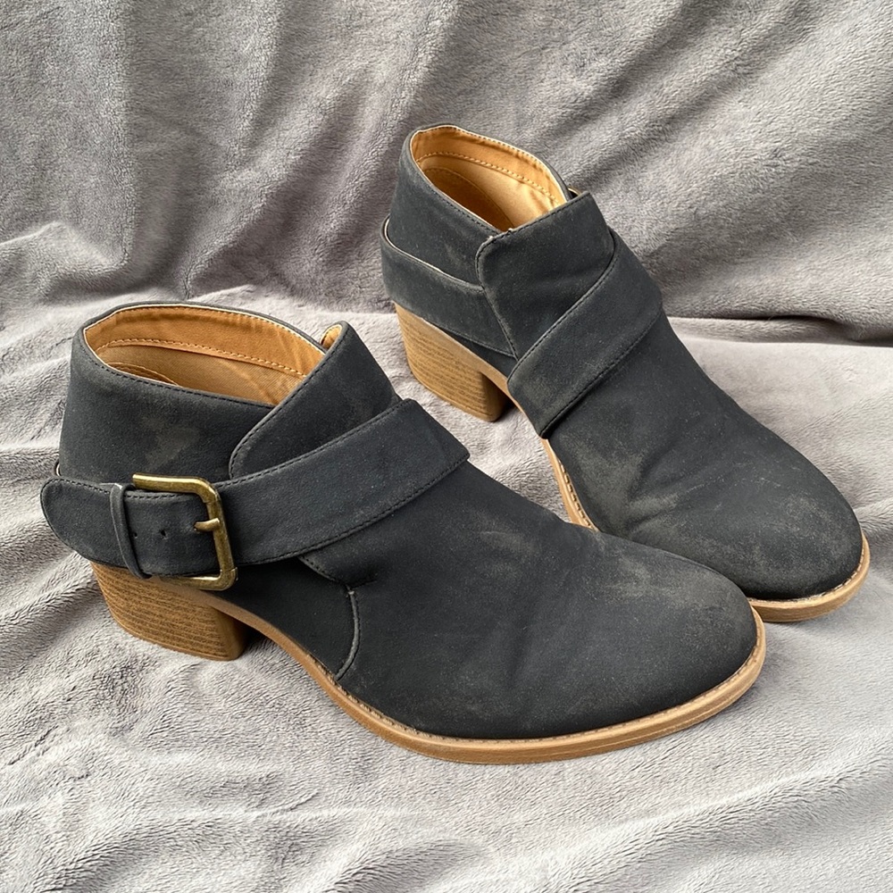 Qupid size 8 black booties